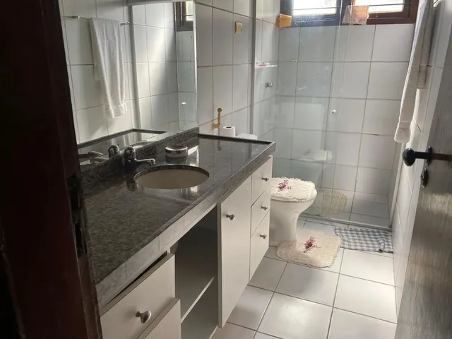 Imagem: A casa possui 4 Dormitórios, Acomodam 10 pessoas, 3 Vagas