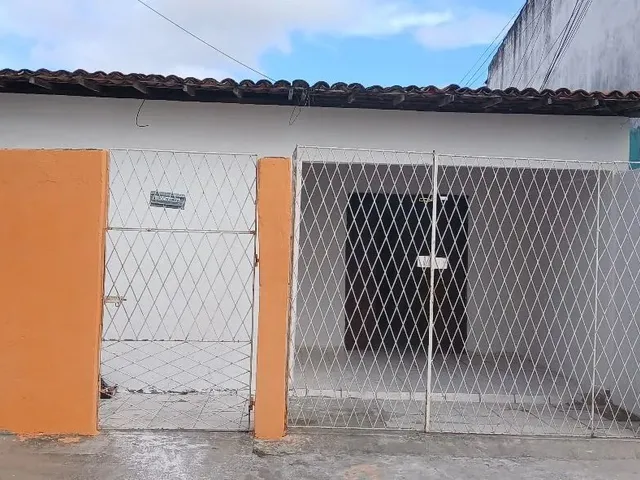 Imagem: Casa Grande Contendo no Fundo 5 Casas para