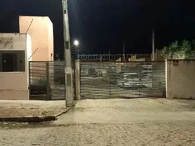 Imagem: A casa possui 3 Dormitórios, 1 Banheiro, 1 Vaga na