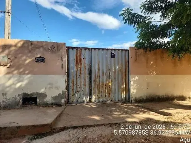 Imagem: A casa possui 3 Dormitórios, 1 Banheiro, 1 Vaga na
