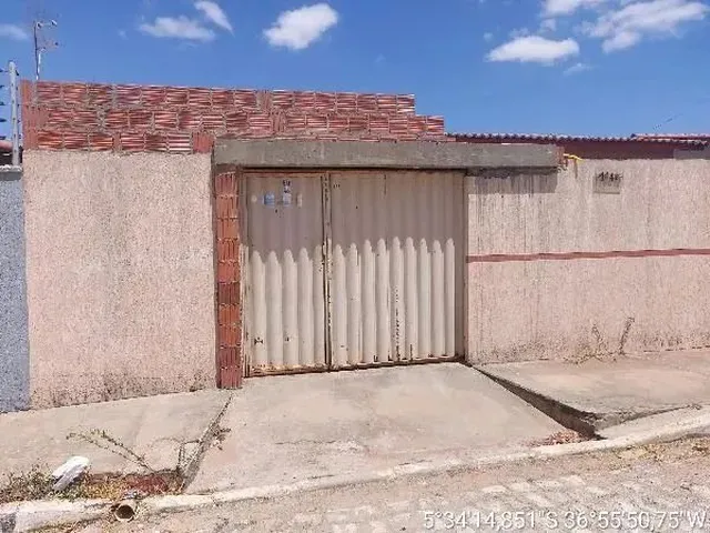 Imagem: A casa possui 3 Dormitórios, 1 Banheiro, 206m² de Área,