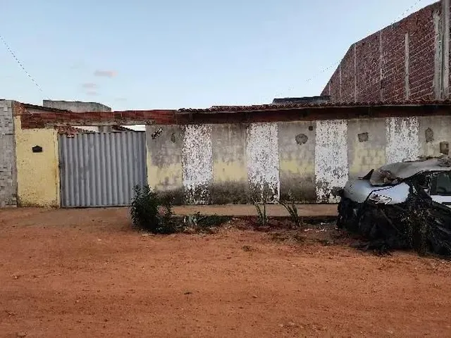 Imagem: A casa possui 2 Dormitórios, 1 Banheiro, 1 Vaga na garagem