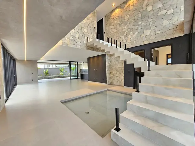 Imagem: A casa em condomínio possui 5 Dormitórios, 5 Suítes, 5