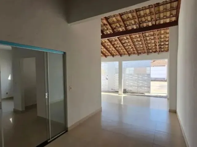 Imagem: A casa possui 3 Dormitórios, 1 Suíte e está localizado