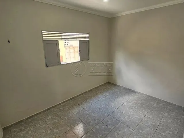 Imagem 2: Casa com 4 Quartos para Venda na Cohabinal