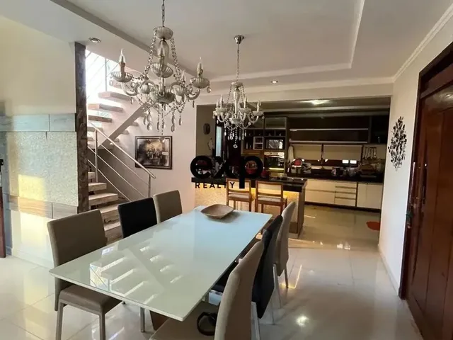 Imagem: A casa em condomínio possui 5 Dormitórios, 4 Banheiros, 2