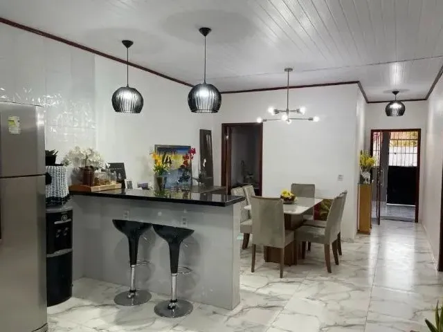 Imagem: A casa possui 3 Dormitórios, 1 Suíte, 2 Banheiros, 2