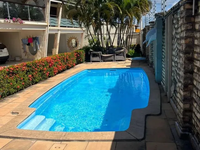 Imagem: A casa possui 4 Dormitórios, 4 Banheiros, 3 Vagas na