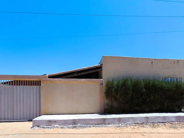 Imagem: A casa possui 2 Dormitórios, 2 Banheiros, 5 Vagas na