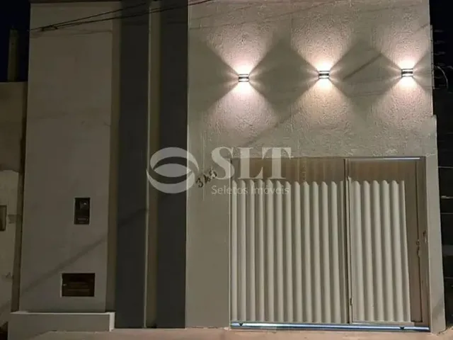 Imagem: A casa possui 3 Dormitórios, 1 Suíte, 2 Banheiros, 2 Vagas