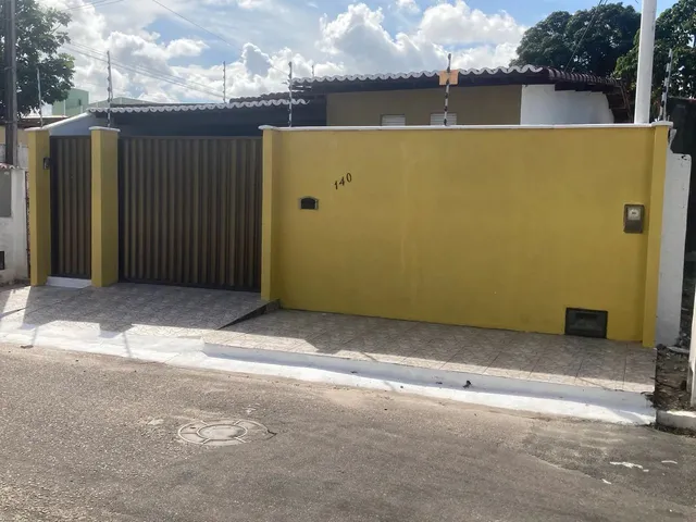 Imagem: A casa possui 3 Dormitórios, 2 Banheiros, 1 Vaga na