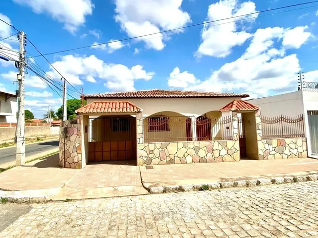 Imagem: A casa possui 3 Dormitórios, 2 Banheiros, 2 Vagas na garagem