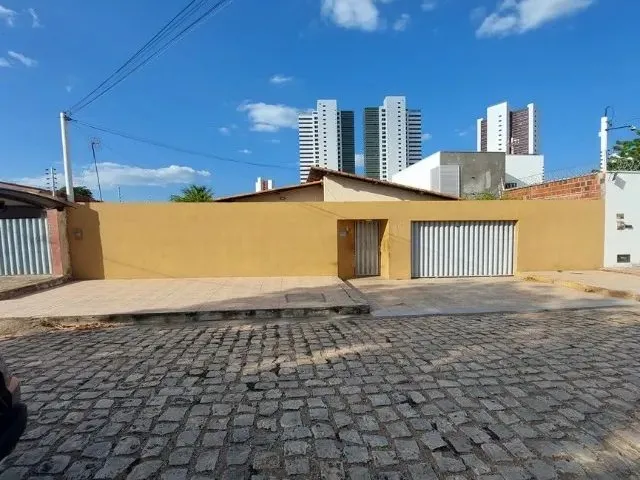 Imagem: A casa possui 3 Dormitórios, 2 Banheiros, 3 Vagas na