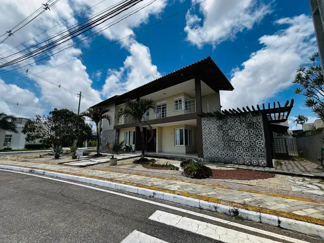 Imagem: A casa em condomínio possui 5 Dormitórios, 3 Suítes, 5