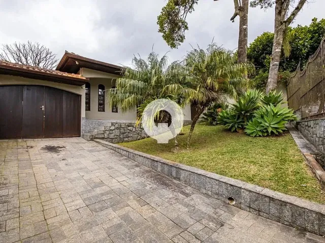 Imagem: Casa Térrea Reformada À Venda com 219M²