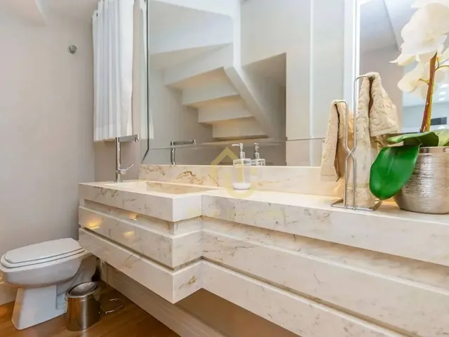 Imagem 2: Sobrado Triplex À Venda no Bacacheri 3 Quartos, Suíte com Hidro, Espaço Gourmet e 2