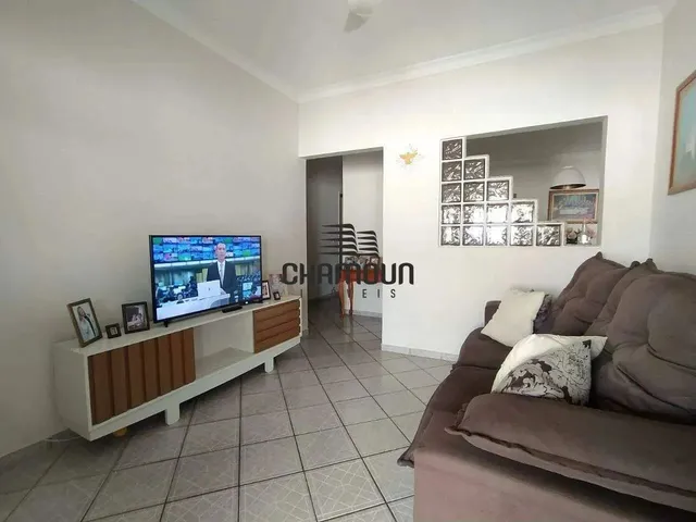 Imagem: Casa com 5 Quartos e Área Externa a Venda