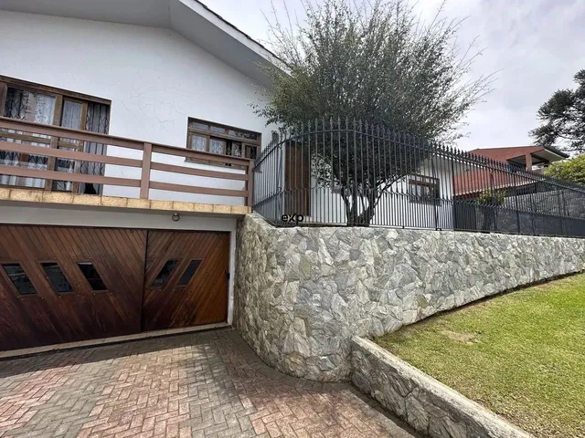Imagem: Casa de Esquina com Garagem no Subsolo