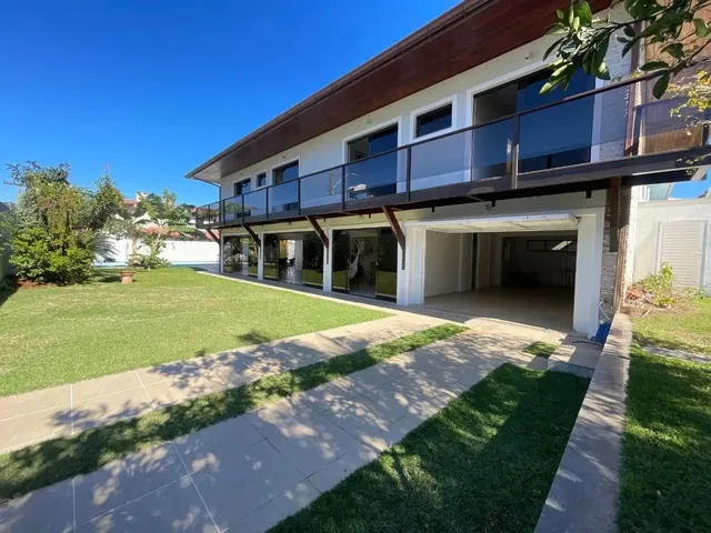 Imagem: A casa possui 4 Dormitórios, 1 Suíte, 5 Banheiros, 4