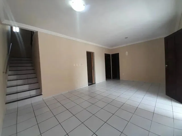 Imagem: A casa possui 3 Dormitórios, 1 Suíte, 3 Banheiros, 3