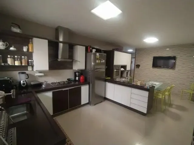 Imagem: A casa possui 3 Dormitórios, 1 Suíte, 2 Banheiros, 3