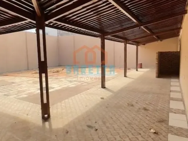 Imagem: A casa possui 3 Dormitórios, 1 Suíte, 2 Banheiros, 5