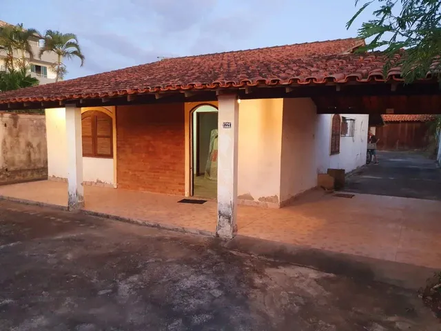 Imagem: A casa possui 3 Dormitórios, 2 Banheiros, 5 Vagas na