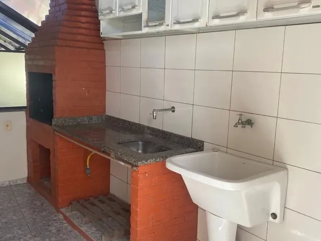 Imagem: A casa possui 3 Dormitórios, 3 Banheiros, 1 Vaga na