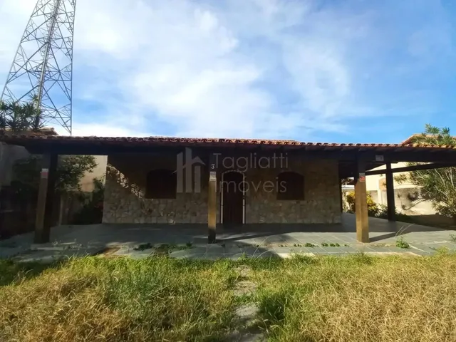Imagem: A casa possui 4 Dormitórios, 2 Suítes, 1 Banheiro, 3