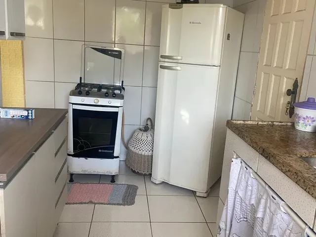 Imagem: A casa possui 2 Dormitórios, 1 Suíte, 2 Banheiros,