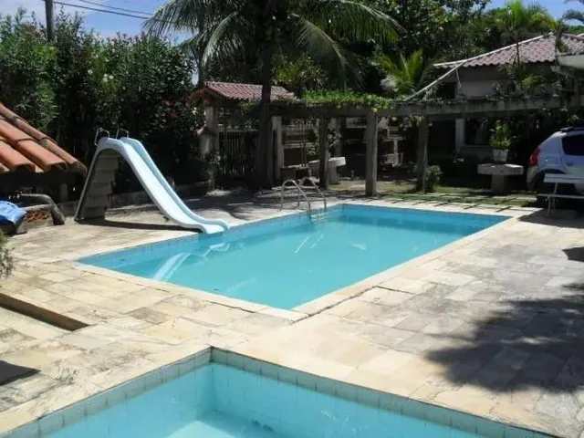 Imagem: A casa possui 3 Dormitórios, 2 Banheiros, Acomodam 10