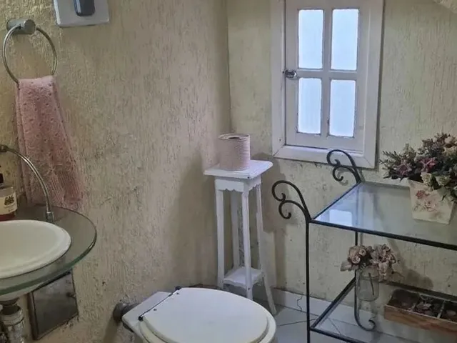 Imagem 13: Casa na Imbetiba para Aluguel com 3 Suítes, Sendo 1 no Térreo, e 2...