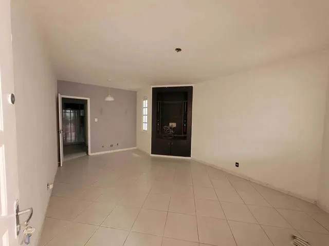 Imagem 8: Casa na Imbetiba para Aluguel com 3 Suítes, Sendo 1 no Térreo, e 2...