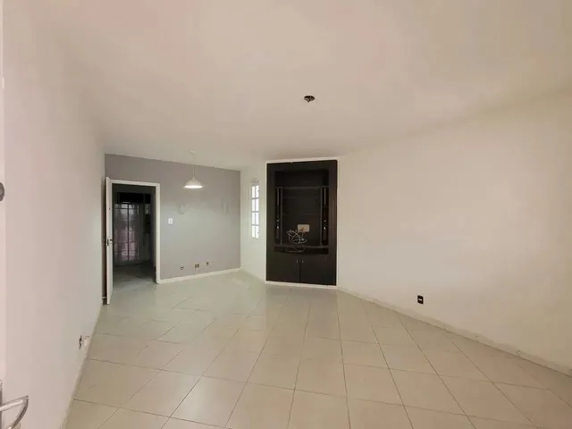 Imagem 15: Casa na Imbetiba para Aluguel com 3 Suítes, Sendo 1 no Térreo, e 2...