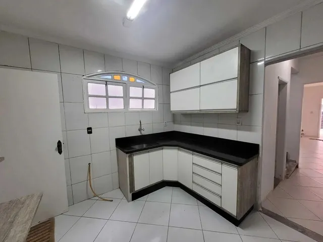 Imagem 2: Casa na Imbetiba para Aluguel com 3 Suítes, Sendo 1 no Térreo, e 2...