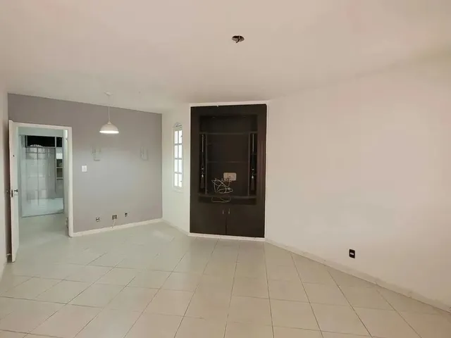 Imagem 11: Casa na Imbetiba para Aluguel com 3 Suítes, Sendo 1 no Térreo, e 2...