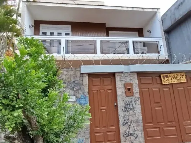 Imagem: A casa possui 3 Dormitórios, 3 Banheiros, 3 Vagas na