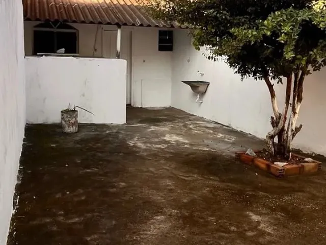Imagem: A casa possui 1 Dormitório, 1 Banheiro, 1 Vaga na garagem