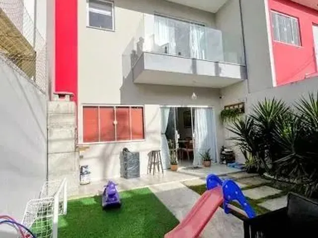 Imagem: A casa possui 3 Dormitórios, 3 Banheiros, 1 Vaga na
