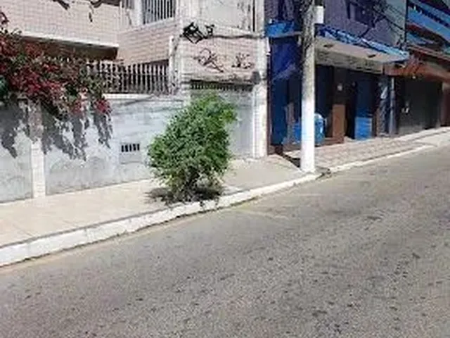 Imagem: A casa possui 3 Dormitórios, 2 Banheiros, 1 Vaga na