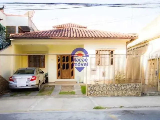 Imagem: A casa possui 3 Dormitórios, 2 Banheiros, 2 Vagas na