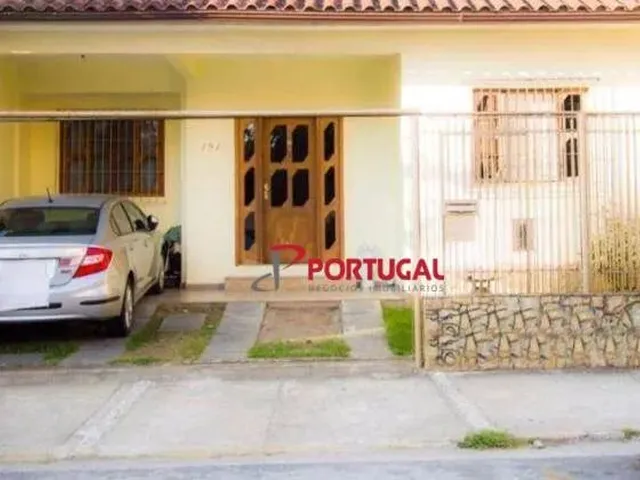 Imagem: A casa possui 4 Dormitórios, 2 Banheiros, 2 Vagas na