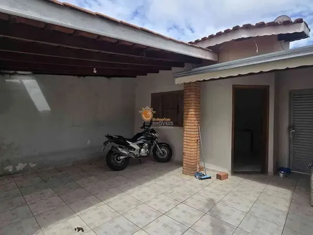 Imagem: A casa possui 2 Dormitórios, 1 Suíte, 2 Banheiros, 2