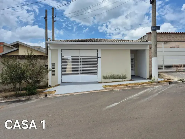 Imagem: A casa possui 3 Dormitórios, 2 Banheiros, 2 Vagas na