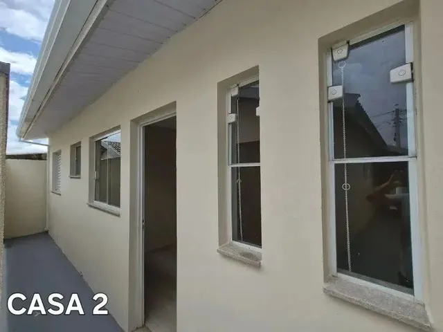 Imagem: A casa possui 3 Dormitórios, 2 Banheiros, 2 Vagas na