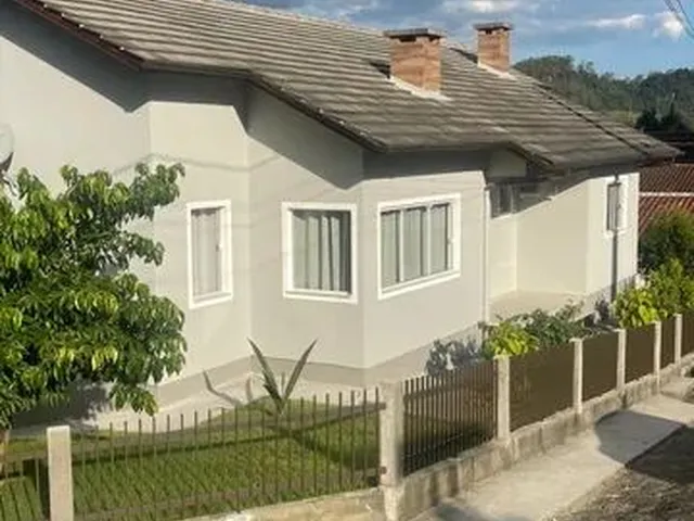 Imagem: A casa possui 3 Dormitórios, 3 Banheiros, 2 Vagas na