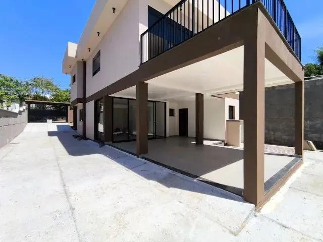 Imagem: A casa possui 5 Dormitórios, 3 Banheiros, 2 Vagas na