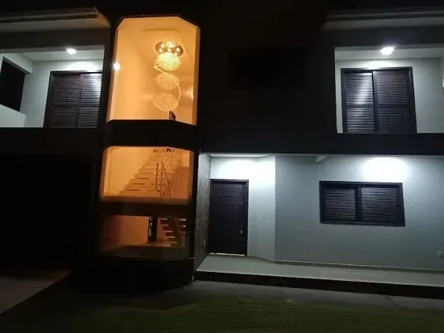 Imagem: A casa possui 3 Dormitórios, 4 Banheiros, 242m² de Área