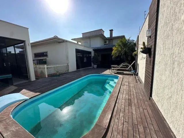 Imagem: A casa possui 4 Dormitórios, 1 Suíte, 4 Banheiros, 4
