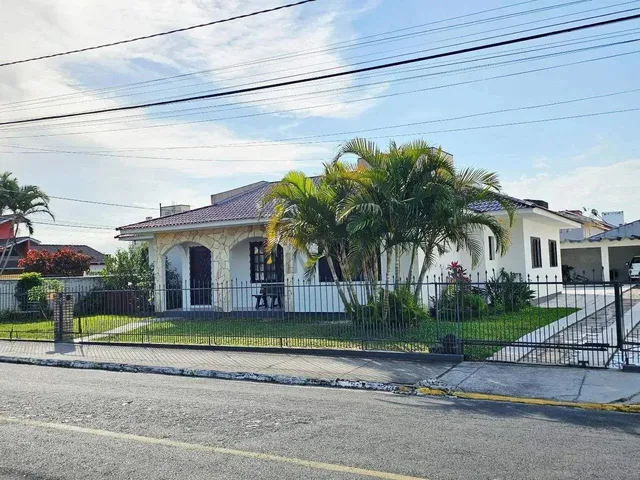 Imagem: Casa de Esquina com Laje Preparada para